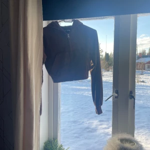 Huvtröja - Brun Huvtröja från h&m i storlek XS, använd några gånger men i jättebra skick 