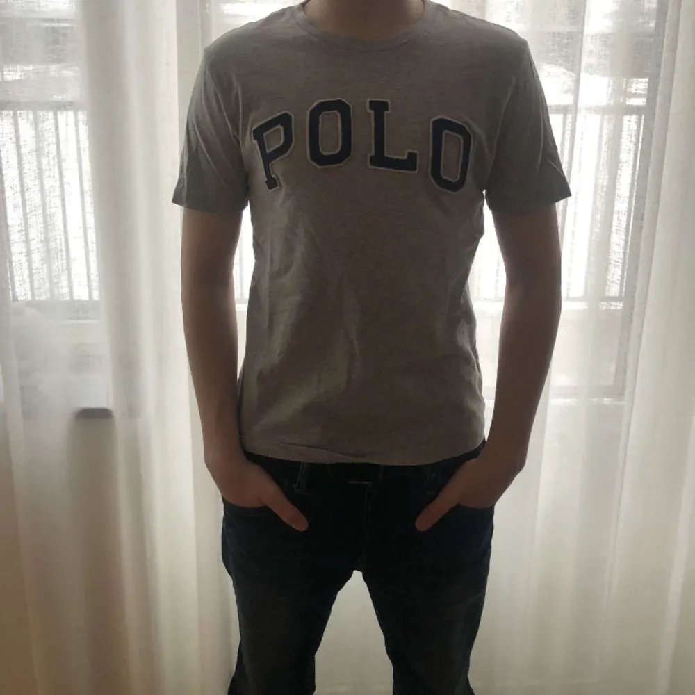 Grå polo T-shirt osäker på storleken då den inte stämmer överens med vad de står! Är 165 och perfekt passform på mig. Kom med bud!. T-shirts.