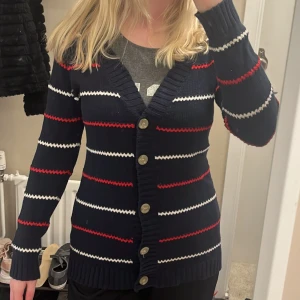 Randig kofta  - Så fin kofta som är i princip oanvänd. Perfekt för lite kallare dagar 