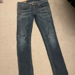 Dondup George  - Säljer mina rå feta Dondup George. Dem är små i storleken och köpta på NK för ”2999kr”.  Dem har ett hål på vänster knä, och ett litet vid storleken på baksidan men inget som är svårt att åtgärda eller syns speciellt mycket. 