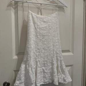 Säljer denna vita klänningen med öppen rygg☁️ Storlek - XS men passar även S☁️ Ställbara band☁️ Använd 1 gång! Perfekt till student,mottagning,fest eller midsommar🌼