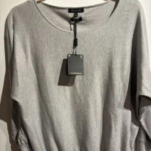 Tunnstickat Massimo Dutti tröja - Ljusgrå tunnstickat Massimo Dutti tröja i storlek M, oandvänd, ny. 