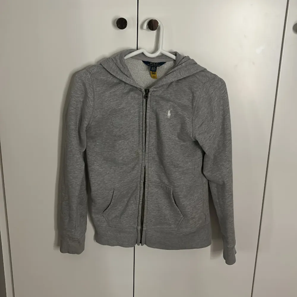 Jätte fin zip hoodie från ralph lauren som knappt är andvänd. Köpt för ca 1200kr och säljs för 600kr.. Hoodies.