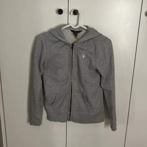 Jätte fin zip hoodie från ralph lauren som knappt är andvänd. Köpt för ca 1200kr och säljs för 600kr.