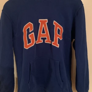Blå gap hoodie - Skik 5/10 lite trasig på slutet av båda ärmana. 