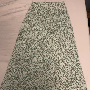 Blommig kjol - Blommig midikjol från shein, använda ett fåtal gånger