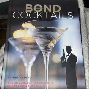 Bond cocktails bok - Intressant bok jag fick av en kompis för några år sen, har bara stått som dekoration. Du får all information med vilka glas, utrustning för att blanda en drink, samt flera drink-recept! Perfekt om du vill utöka kunskapen om drinkar.