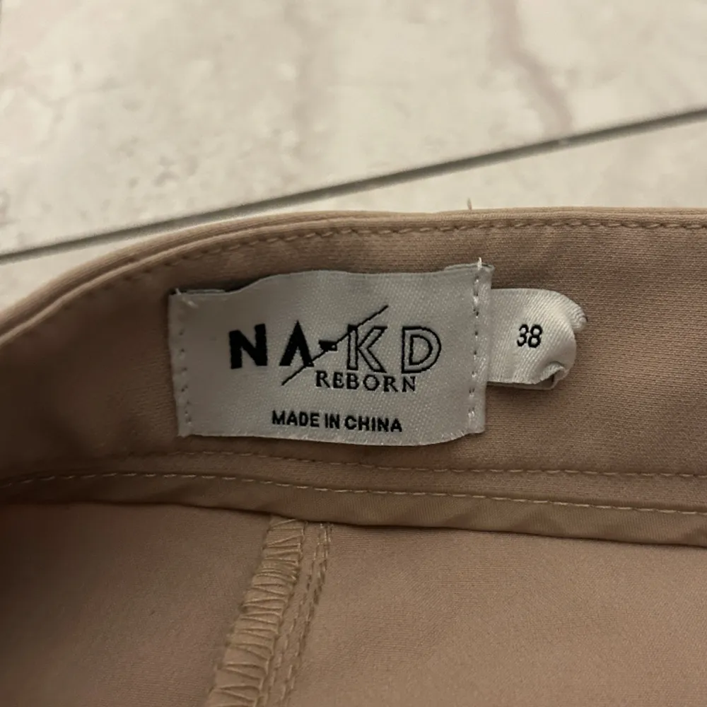 Fina och sköna kostymbyxor från NAKD i bra skick. Passar tyvärr inte mig längre. Jättefina att ha när man ska klä upp sig ex. Dm gärna för frågor!🌸🫶 . Jeans & Byxor.