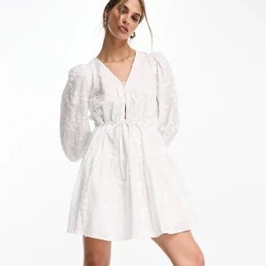 Slutsåld studentklänning!! - Säljer denna super fina klänning som är Perfekt till studenten☺️ Den är från & other stories och är helt slutsåld! Jag tänkte lämna tillbaka den men hann inte så därav är lappen fortfarande kvar😄💗Köpt för 1300kr och säljer nu för 750kr