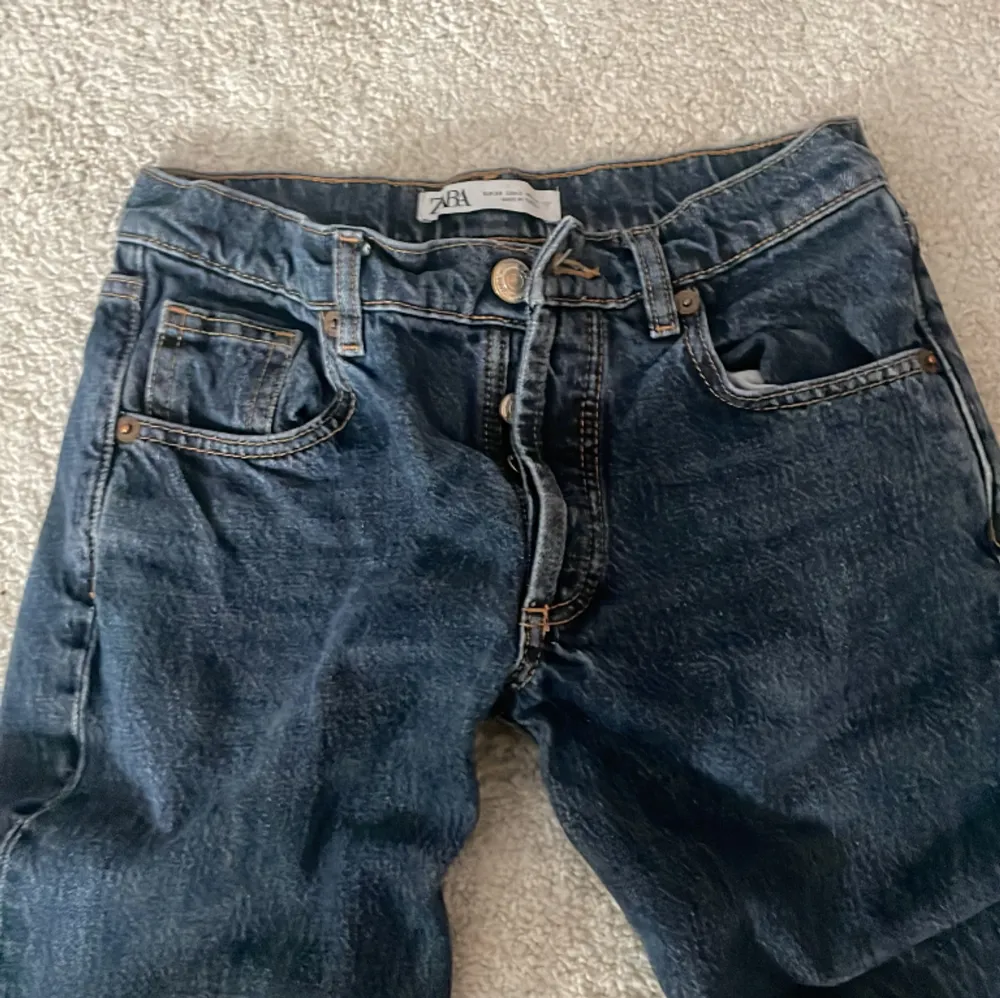 Mörkblåa low waist jeans som är lagom använda pris kan diskuteras!💗. Jeans & Byxor.