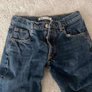 Mörkblåa low waist jeans som är lagom använda pris kan diskuteras!💗