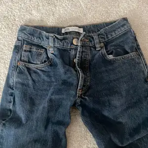 Mörkblåa low waist jeans som är lagom använda pris kan diskuteras!💗