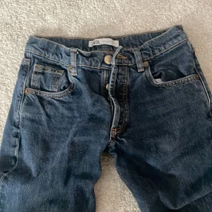 Mörkblå jeans  - Mörkblåa low waist jeans som är lagom använda pris kan diskuteras!💗