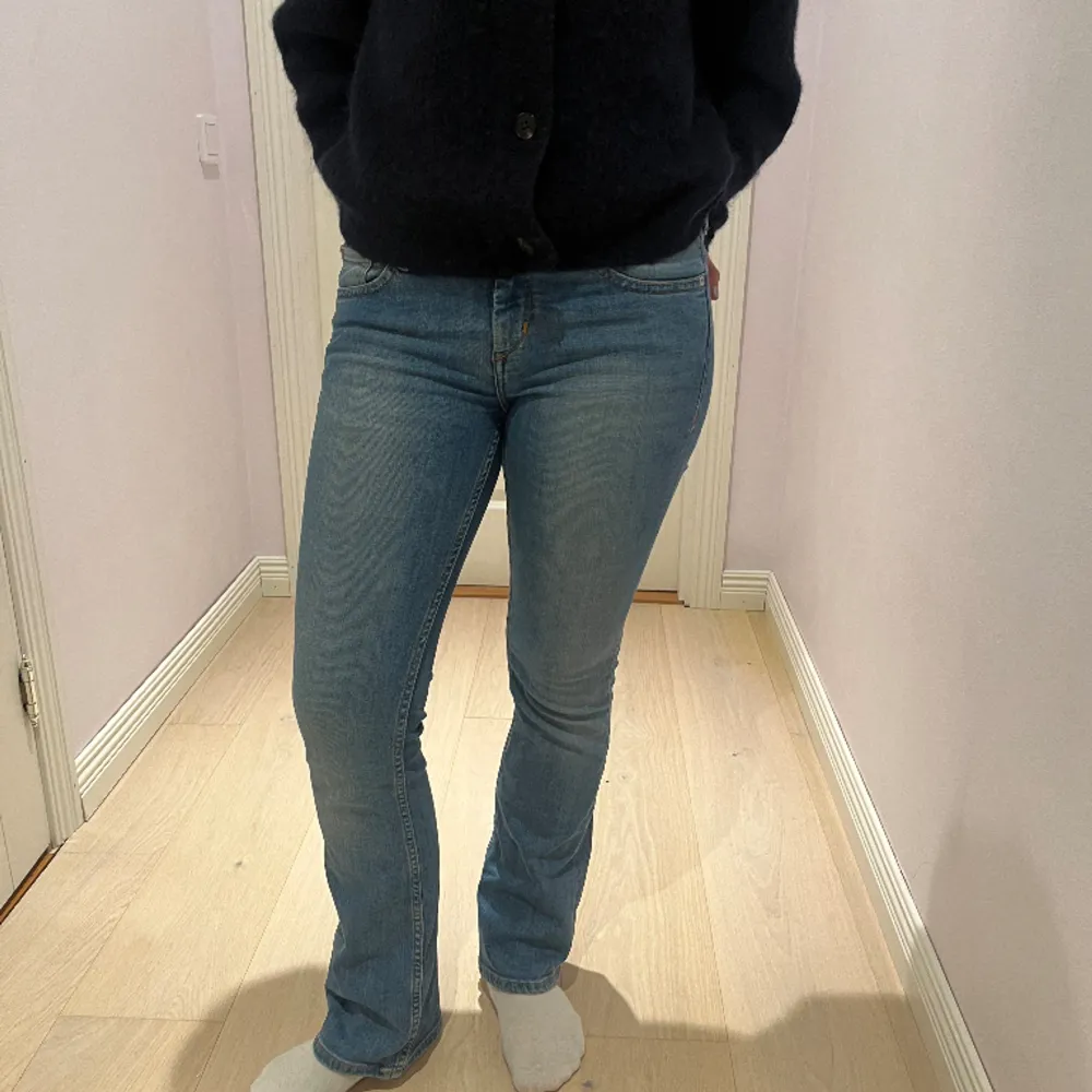 Super fina low waist jeans från H&M❣️ Storlek 28x30 men sitter perfekt på mig som brukar ha 36 i jeans och är 165cm.. Jeans & Byxor.