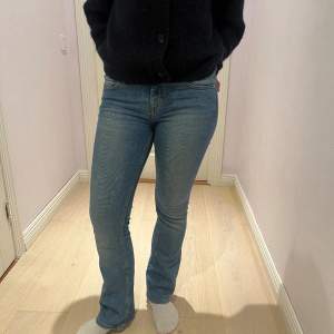 Super fina low waist jeans från H&M❣️ Storlek 28x30 men sitter perfekt på mig som brukar ha 36 i jeans och är 165cm.