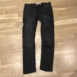 Mörkgrå jeans från Levis. Modellen är 512 och storleken är  barn 16A. Lite oklar storlek så svarar gärna på frågor om mått. 