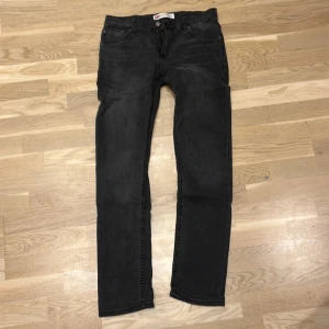 Levis jeans Mörkgrå - Mörkgrå jeans från Levis. Modellen är 512 och storleken är  barn 16A. Lite oklar storlek så svarar gärna på frågor om mått. 