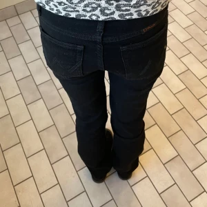 Low waist wrangler jeans - Säljer dessa as snygga svarta Wrangler jeans som jag köpte för 1000 kr i USA förra året. Har bara använt ett fåtal gånger så är som nya. 