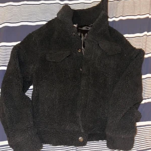 Teddyjacka - Svart teddyjacka i sherpamaterial från mnml i storlek S, unisex. Aldrig använd, lapparna kvar, nyskick!