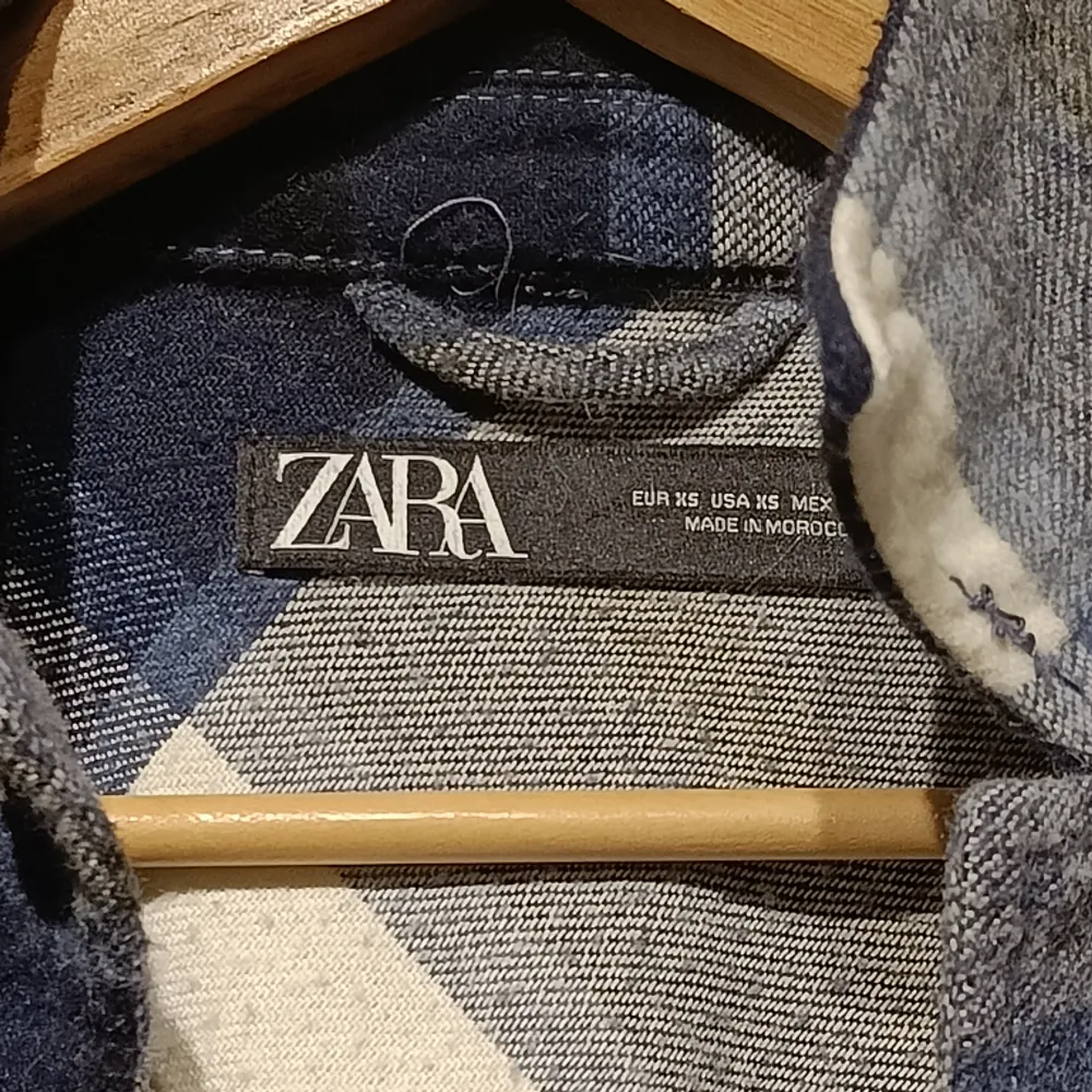 En snygg skjortajacka från Zara i xs. Jackor.