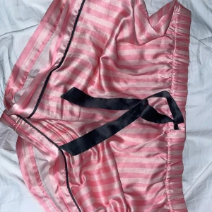 Victoria’s Secret pyjamas shorts 😍 - De IKONISKA pyjamas shortsen från VS i 5/5 skick 😍 tror de kan passa andra storlekar också! Hör bara av dig vid funderingar 😘