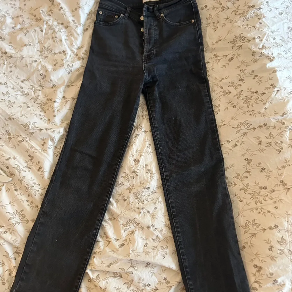 Mörkgråa straight högmidjade jeans från NA-KD i storlek 34, använda men i bra skick.. Jeans & Byxor.