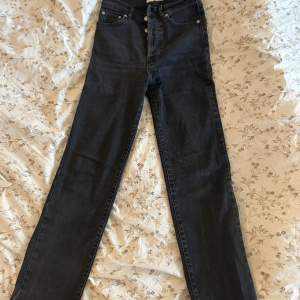 Mörkgråa straight högmidjade jeans från NA-KD i storlek 34, använda men i bra skick.