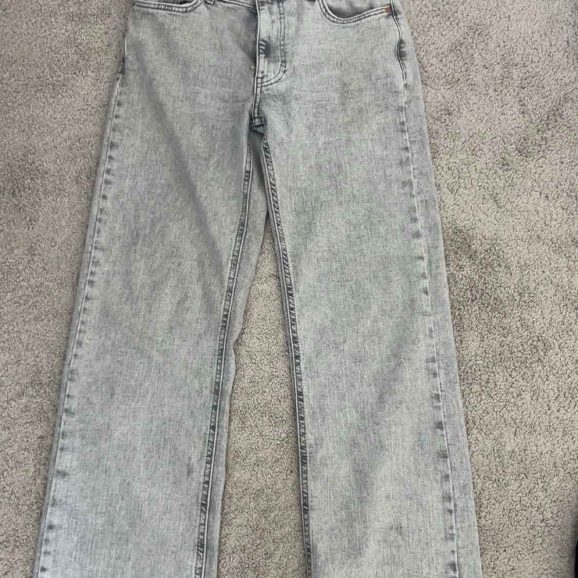 Fina gråa jeans från bikbok🤍 - 90