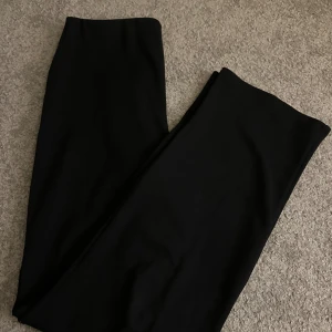 Nlyone kostymbyxor - Kostymbyxor från Nlyone  Stretchmatrial  Storlek: L Använda men inget trasigt 