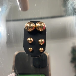 Örhängen guld - Aldrig använt, fake guld, 2 små, 2 mellan, 2 stora.