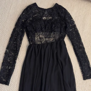 Maxiklänning i spets - Maxiklänning i spets med öppen rygg.