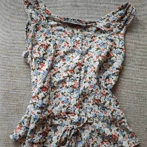 Blommig blus - Blommig downtown girl blus 