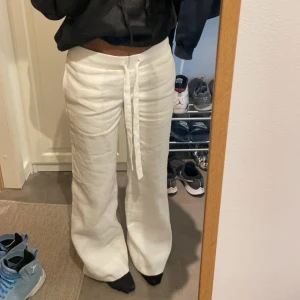 Linnebyxor Alobha label - Skulle vilja byta dessa linnebyxor från Alobha label i storlek XS till ett par i storlek S. Jag har sytt upp dessa hos skräddaren så att de passar mig som är 166 cm. Kan tänka mig sälja vid bra pris, högsta bud: 950 + frakt. Kontakta vid intresse! 