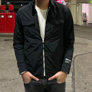 Replay Windbreaker - Replay Windbreaker perfekt till våren. Hög kvalitet och stilren. Cond 8.5/10. PRIS KAN DISKUTERAS.