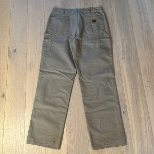 Carhartt carpenter pants - Carhartt carpenter pants säljes i storlek 36x34. Lite småfläckar men inga hål, bilder kan fixas. Fråga ifall du har frågor!