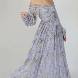 Vår/sommar klänning  - Säljer en jättefin vår/sommar klänning. Aldrig använt prislapp är kvar. Säljer pga fel storlek på klänningen. Köpets för 1000kr säljer för 700kr Klänningen funkar från längd 165-170cm  Material: bomull och chiffong   