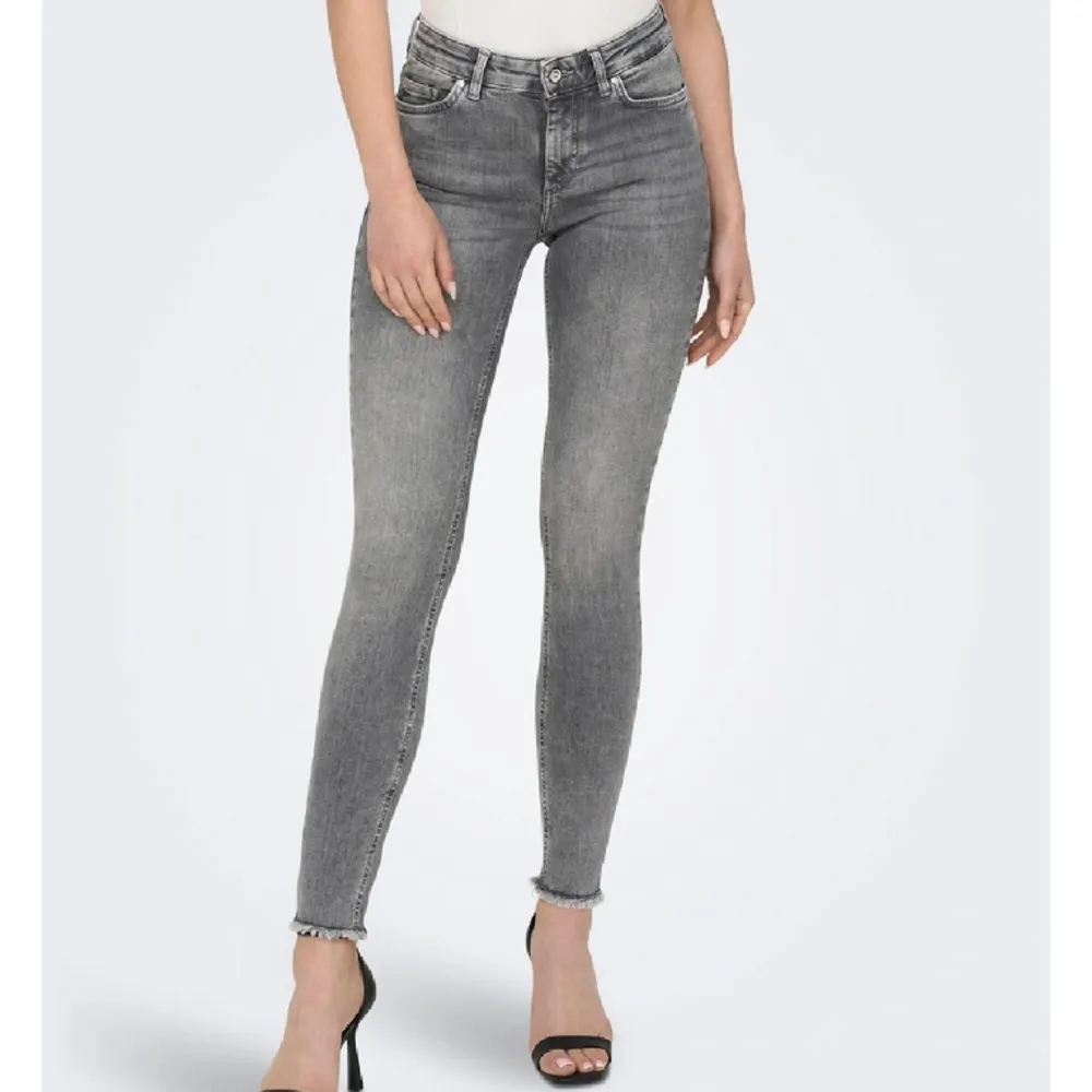 Jeans med skinnyfit, ankellängd. Endast använda ett fåtal gånger.  . Jeans & Byxor.