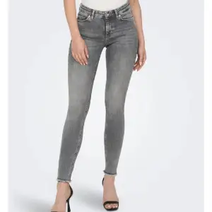 Jeans med skinnyfit, ankellängd. Endast använda ett fåtal gånger.  