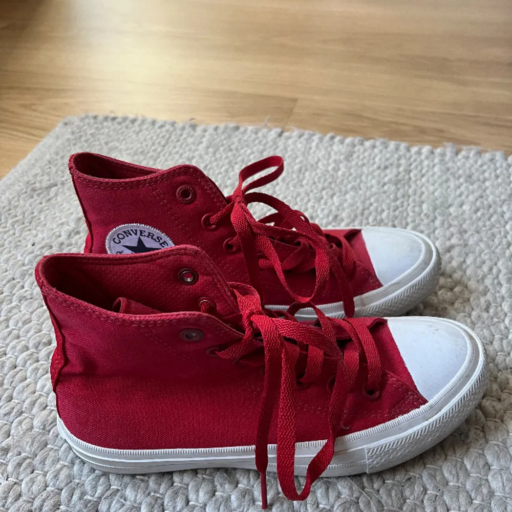 Ett par röda converse i bra skick. Säljer då de var för små . Skor.