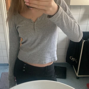 Långärmad tröja  - Så fin från brandy Melville, använd två tre gånger så jätte fint skick 💓Nypris 349kr