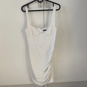 Vit klänning Zara - Aldrig använd. Storlek M. Perfekt till studenten! Finns i Uppsala du betalar för frakten. Pris kan eventuellt diskuteras vid snabb affär. Puss 
