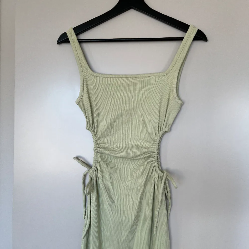 Använd sparsamt, cirka 2 gånger, så i fint skick. Slutsåld klänning från Chiquelle i S. Mild grön färg . Klänningar.