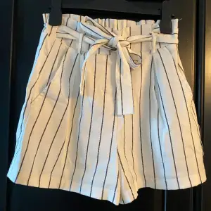 Så snygga kostym liknande shorts. För små för mig numera. Perfekta att klä både upp eller ner inför sommaren❤️ Ingen dragkedja