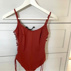 H&M Baddräkt - Baddräkt med Cutouts från H&M i storlek 36. Oanvänd, med lapparna kvar. Köparen betalar för frakten🥰❤️