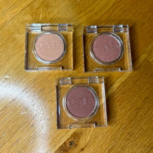 Caia Cosmetics ögonskugga - 3 i sett! Nypris 465 för alla tillsammans och 155 styck! Helt nya oöppnade aldrig använda!