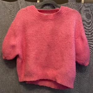 Stickad t-shirt - En rosa stickad T-shirt från zara i en stark rosa färg, jätteskön och bra skick. Storlek m men mer som s. Jättefin nu till våren 💕🌷 Nypris runt 500