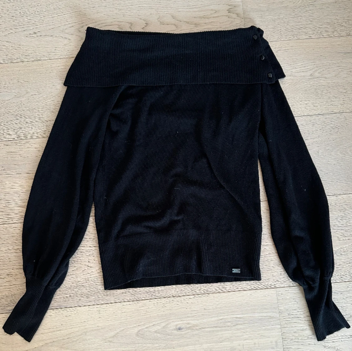 Svart off-shoulder tröja  - 90