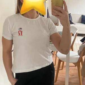 Vit t-shirt ifrån Cava Company - Säljer denna helt oanvända vita t-shirt ifrån cava company! Den är något kortare och mindre i modellen och i storlek L 😍 (Jag har vanligtvis storlek S/M) 
