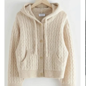 Stickad hoodie - Skit snygg stickad hoodie från other stories!❤️