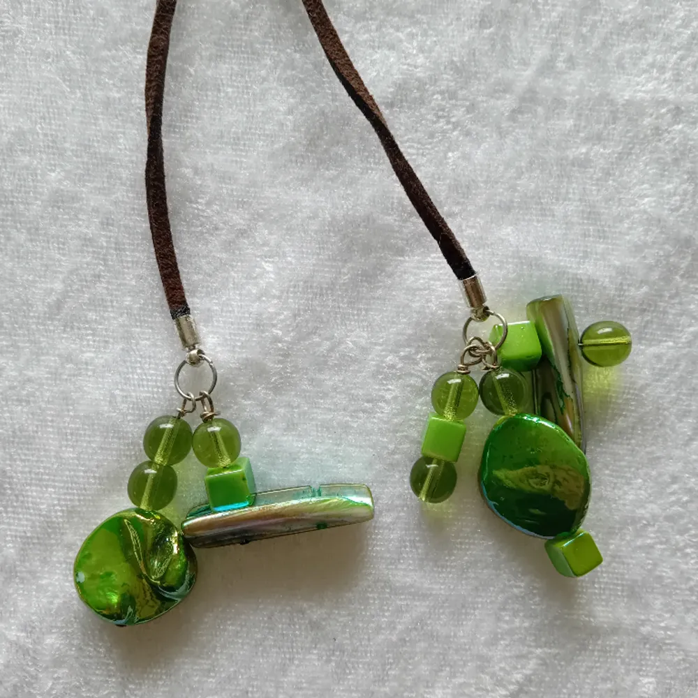 Handgjort halsband skapat i mockaband på 1 meter och gröna pärlor. Accessoarer.